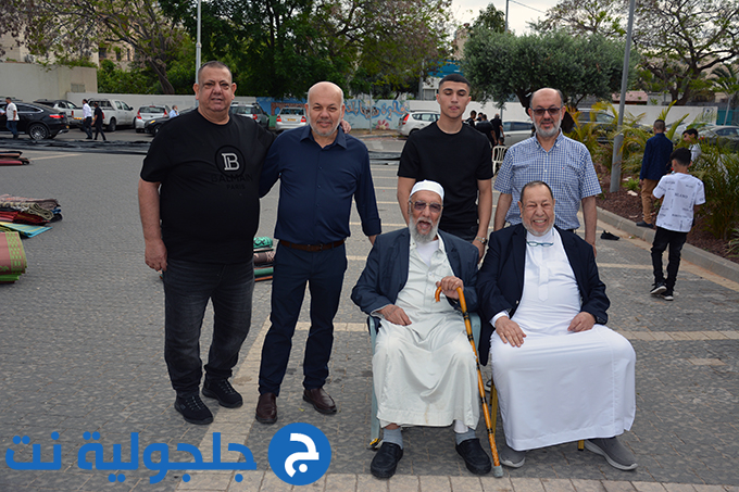اهالي جلجولية يؤدون صلاة عيد الاضحى في ساحة مسجد الروضة في جلجولية 